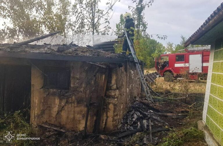 В селі на Вінниччині згоріла покрівля та три тонни сіна