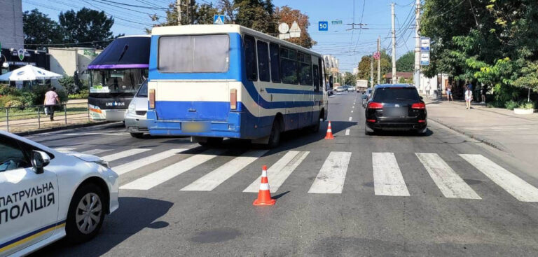 У Вінниці трапилася ДТП: 52-річна водійка потрапила до лікарні