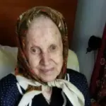 За два місяці 91-річна Ніна Горішняк перечистила для енергетичних батончиків 9 мішків горіхів