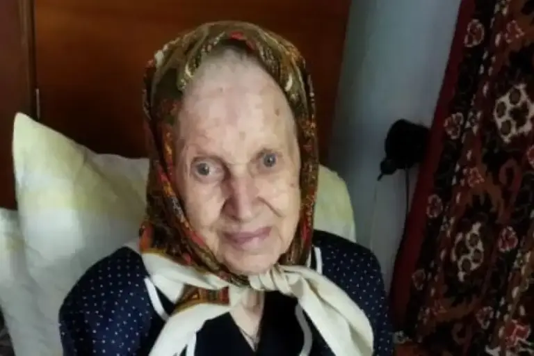 За два місяці 91-річна Ніна Горішняк перечистила для енергетичних батончиків 9 мішків горіхів