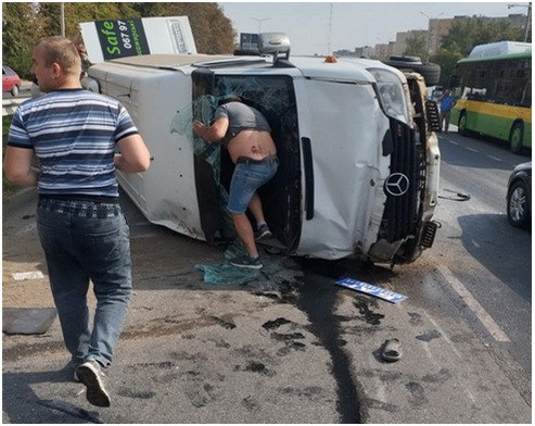 На Барському шосе у Вінниці перекинувся бус із пасажирами: що відомо