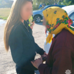 Вінницькі патрульні допомогли дістатись додому 82-річній бабусі, яка загубилась
