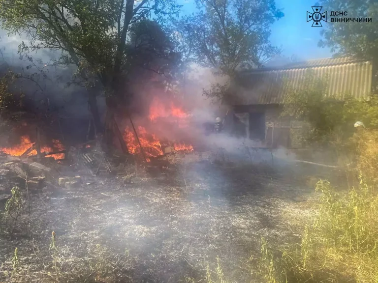 На Вінниччині вогонь майже знищив чотири будівлі