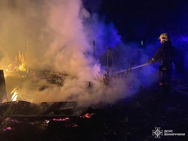 Згоріла солома і сіно: у селі на Вінниччині в хліву сталася пожежа
