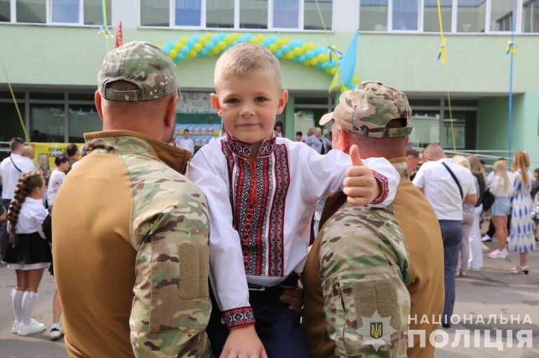 У Вінниці бійці КОРДу повели в перший клас сина полеглого побратима (фото)