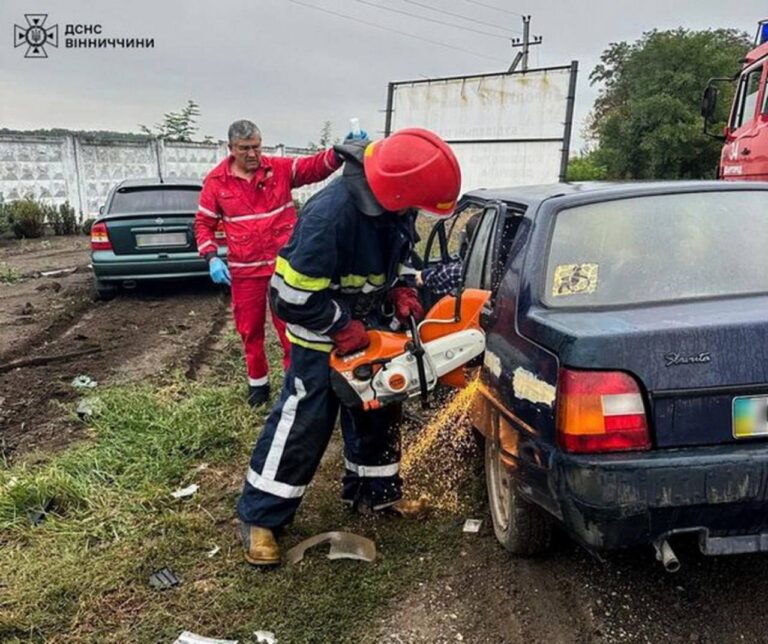 Водія і пасажирку затисло в салоні «Славути» на Вінниччині