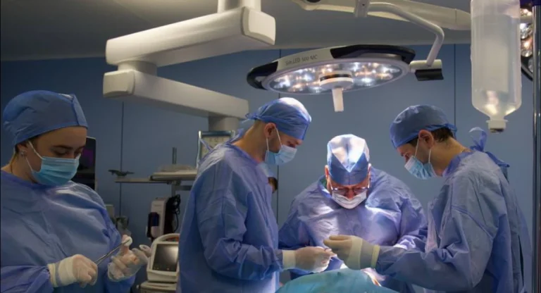 Пошматував пес: вінницькі хірурги відновили обличчя чоловіку (фото)