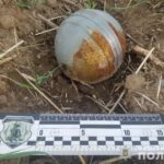В полі на Вінниччині впали залишки збитої ракети Х-101 (фото та відео)