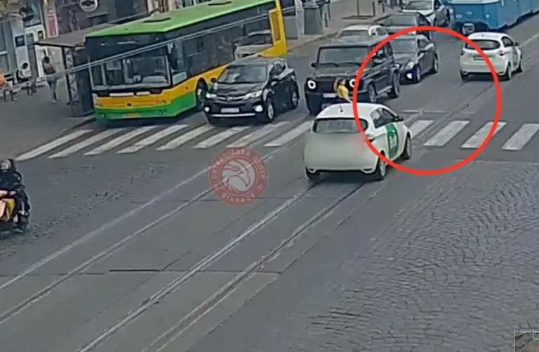 Водій таксі збив жінку на пішохідному переході у центрі Вінниці (відео)