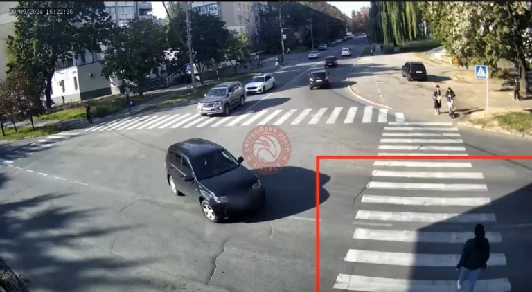 Жінка відлетіла на декілька метрів: у Вінниці сталася жахлива ДТП (відео)