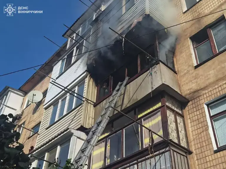 У Вінниці на Корнелюка у багатоповерхівці загорівся балкон (фото)