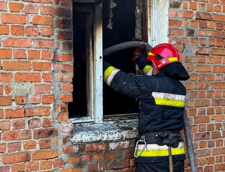 20 пожеж за добу: бійці ДСНС врятували трьох людей під час загоряння у Вінниці