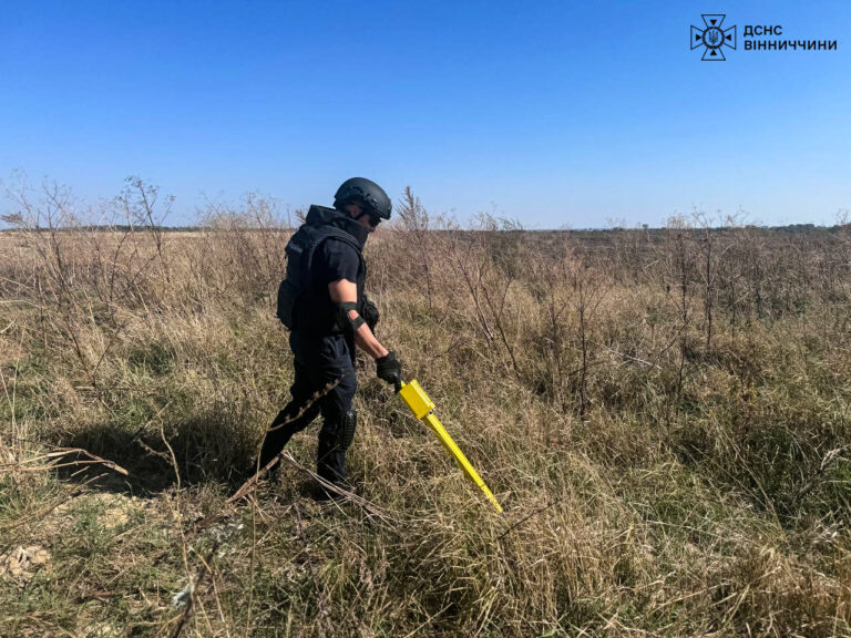 Поблизу Вінниці сапери знищили небезпечний снаряд, який просто в полі знайшли люди