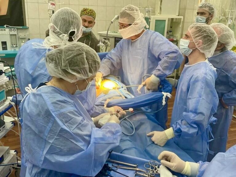 Лікар з Вінниці рятує життя в операційних Полтави