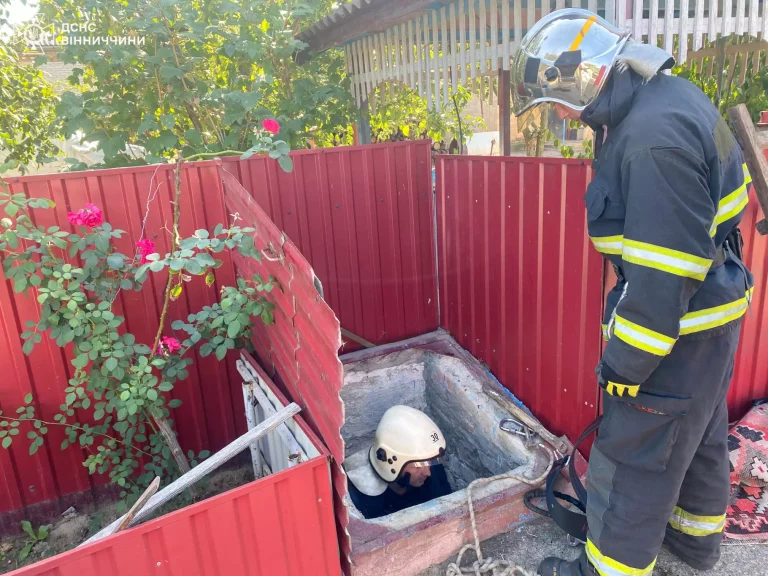 На Вінниччині чоловік упав у двометровий колодязь (фото)