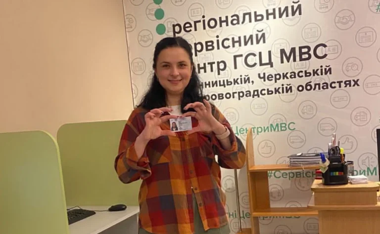 У Вінниці переселенка з Чорнобаївки отримала права, щоб кермувати бензовозом