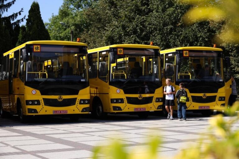 Для шкіл Вінниччини придбали 30 шкільних автобусів