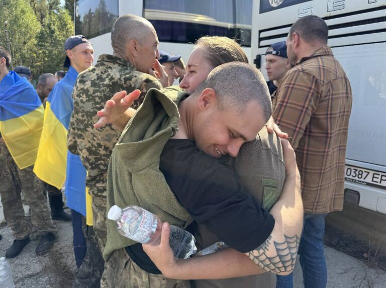 Обмін полоненими: додому повернулися 23 азовці