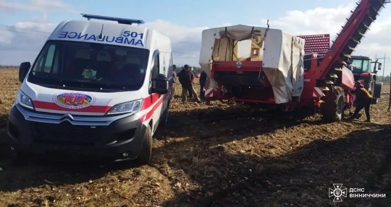 Затисло ногу в комбайні: на Вінниччині рятували 21-річного чоловіка