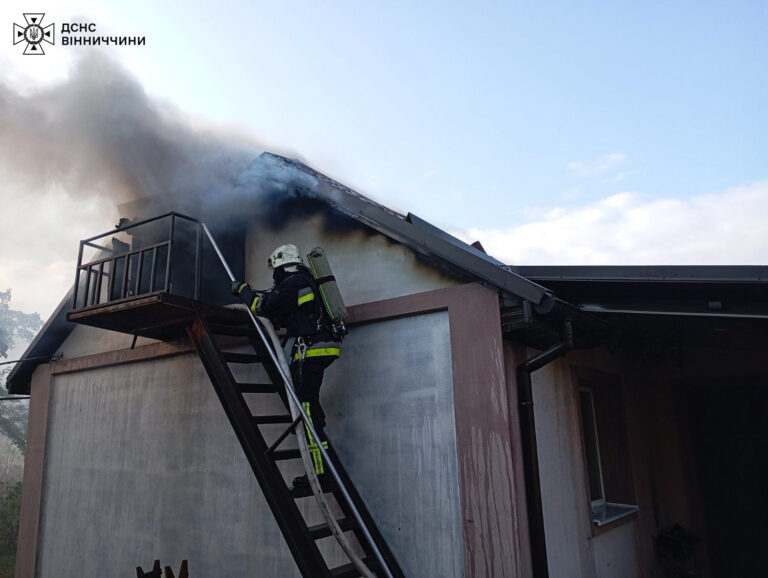 На Вінниччині спалахнув дах житлового будинку