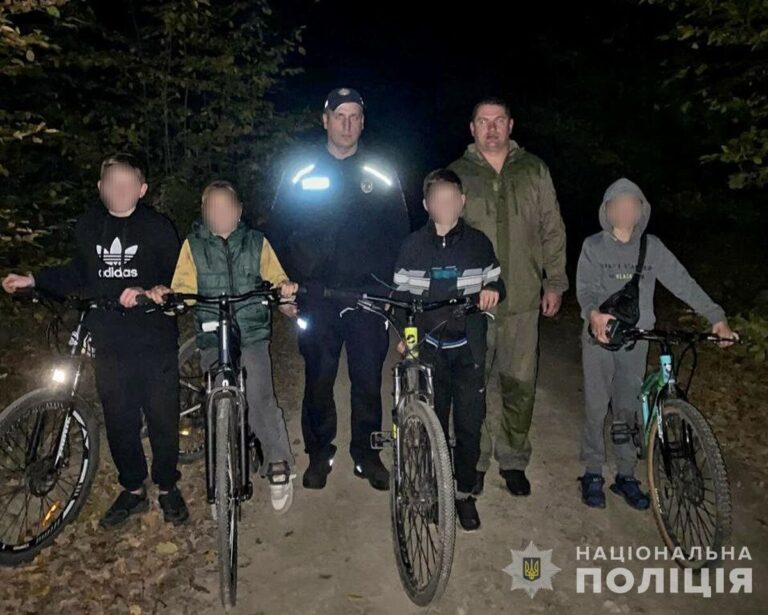 Заблукали у лісі: історія про те, як на Вінниччині поліцейські розшукали чотирьох дітей