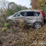 Автівка злетіла з дороги у кювет та перекинулась: на Вінниччині трапилася ДТП (фото)