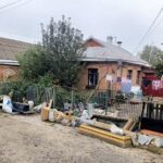 Склав надгробок і будматеріали біля паркану: у Вінниці чоловіку «виписали штраф»