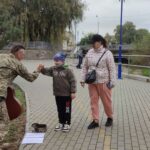 Співає просто неба: на Вінниччині оборонець збирає кошти для брата, який захищає Україну