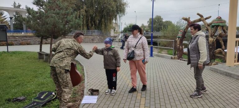 Співає просто неба: на Вінниччині оборонець збирає кошти для брата, який захищає Україну