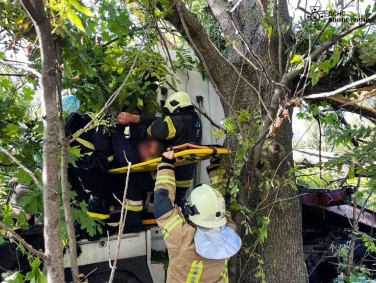 В Гайсинському районі рятувальники деблокували водія із розтрощеної автівки