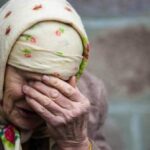 Сиділа на залізничних коліях: у Вінниці знайшли бабусю, яка втекла з будинку для літніх людей