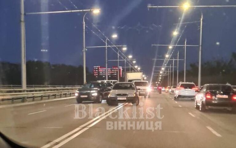 У Вінниці на Київському мосту сталася потрійна ДТП