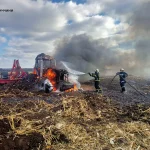 На полі біля Вінниці вщент згорів трактор (фото)