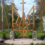 У центрі села на Вінниччині встановили деревяний тризуб