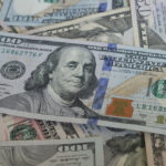 Рекорд з початку року: банки значно збільшили ввезення готівкових доларів в Україну