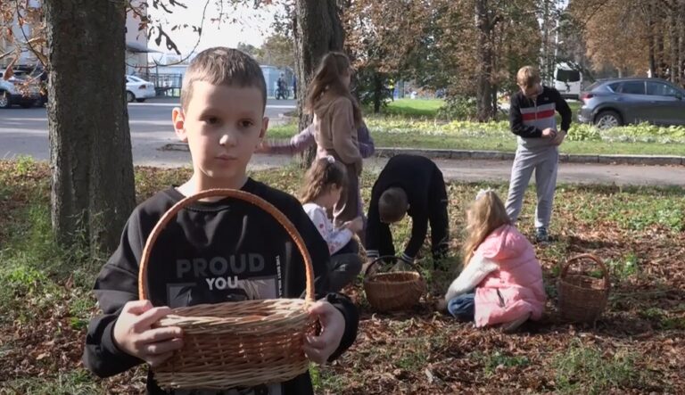(91) Каштановий донат у Вінниці як маленькі волонтери збирають кошти для військових - YouTube - Google Chrome