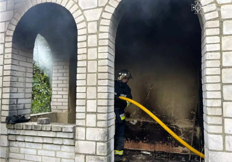 Горіло два будинки та господарча будівля: вінницькі рятувальники ліквідували три пожежі