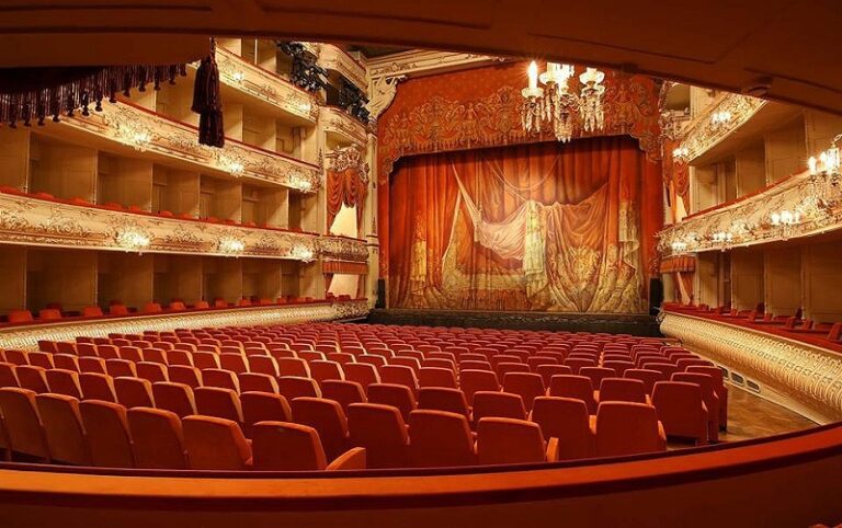 kresla-v-teatre