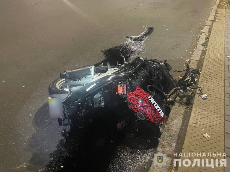 У Вінниці неповнолітній мотоцикліст в’їхав у ВАЗ та Renault