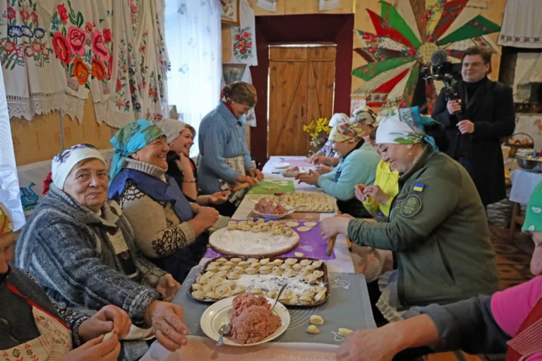 В селі на Вінниччині господині наліпили понад мільйон вареників для ЗСУ