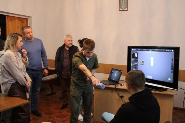 У Вінниці канадські фахівці допомагають з 3D-друком для створення протезів (фото)