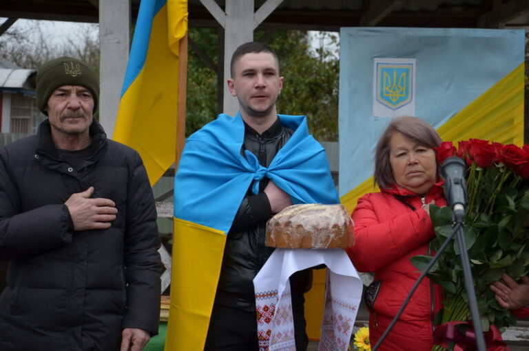 Як на Вінниччині зустріли звільненого з російського полону захисника (відео та фото)