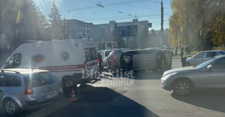 Перекинулося авто: у Вінниці трапилося ДТП. ОНОВЛЕНО (фото+відео)