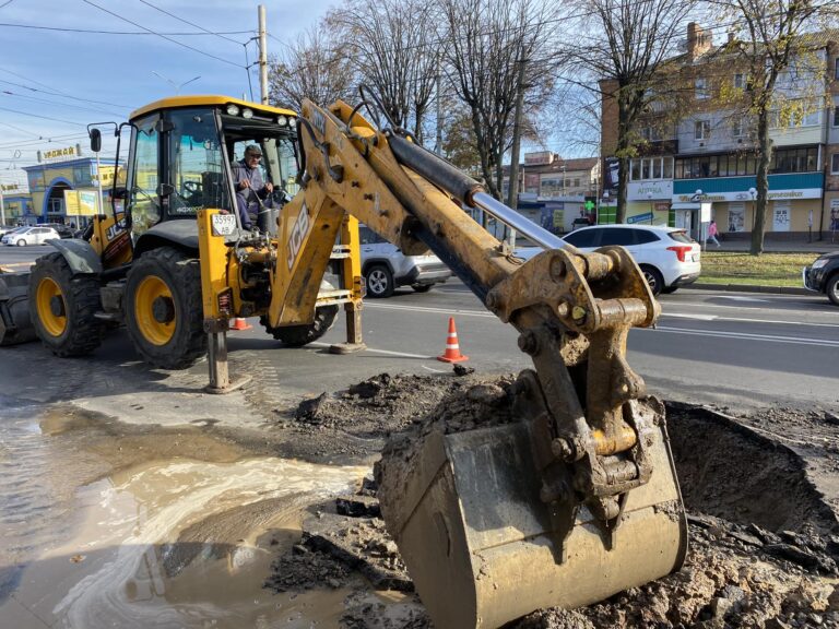 Через прорив мережі вода заливає вулицю Пирогова у Вінниці