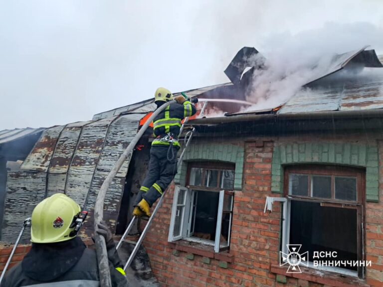 На Вінниччині рятувальники ліквідували пожежу в будинку