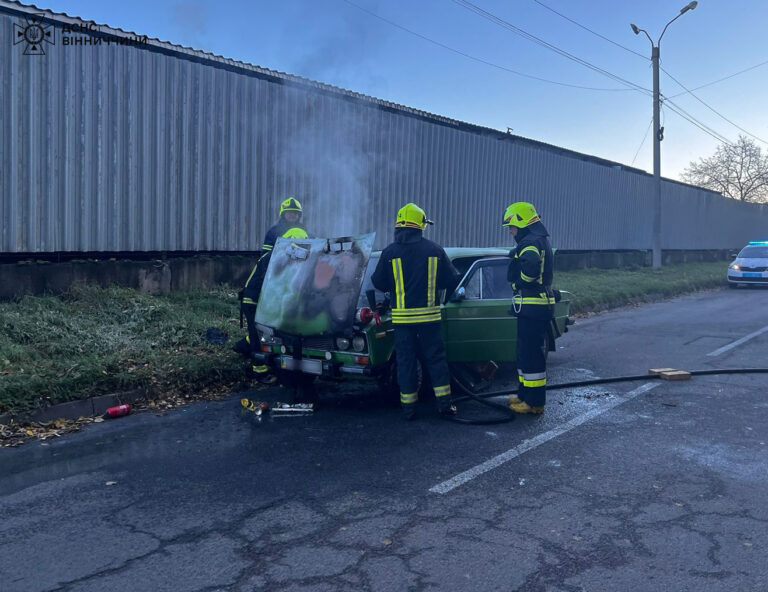 У Тульчині рятувальники ліквідували пожежу в легковому автомобілі