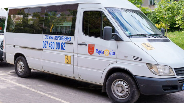 У Вінниці діє послуга безкоштовного перевезення людей на кріслах колісних