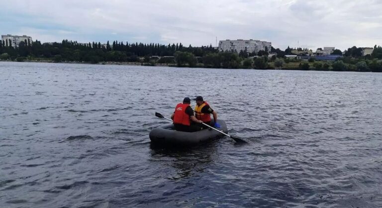 На Вінниччині рятувальники дістали з води тіло 56-річного чоловіка