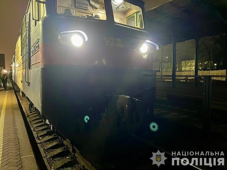Лежав на залізничних коліях: на вокзалі у Вінниці електровоз наїхав на чоловіка