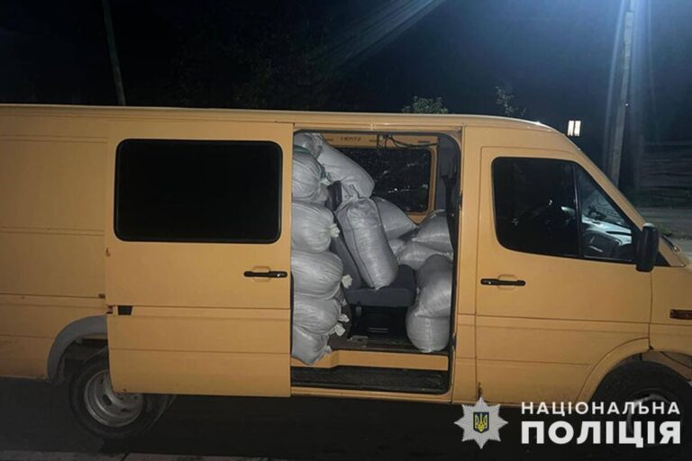 Вінничанин перевозив у мікроавтобусі тонну тютюну без документів